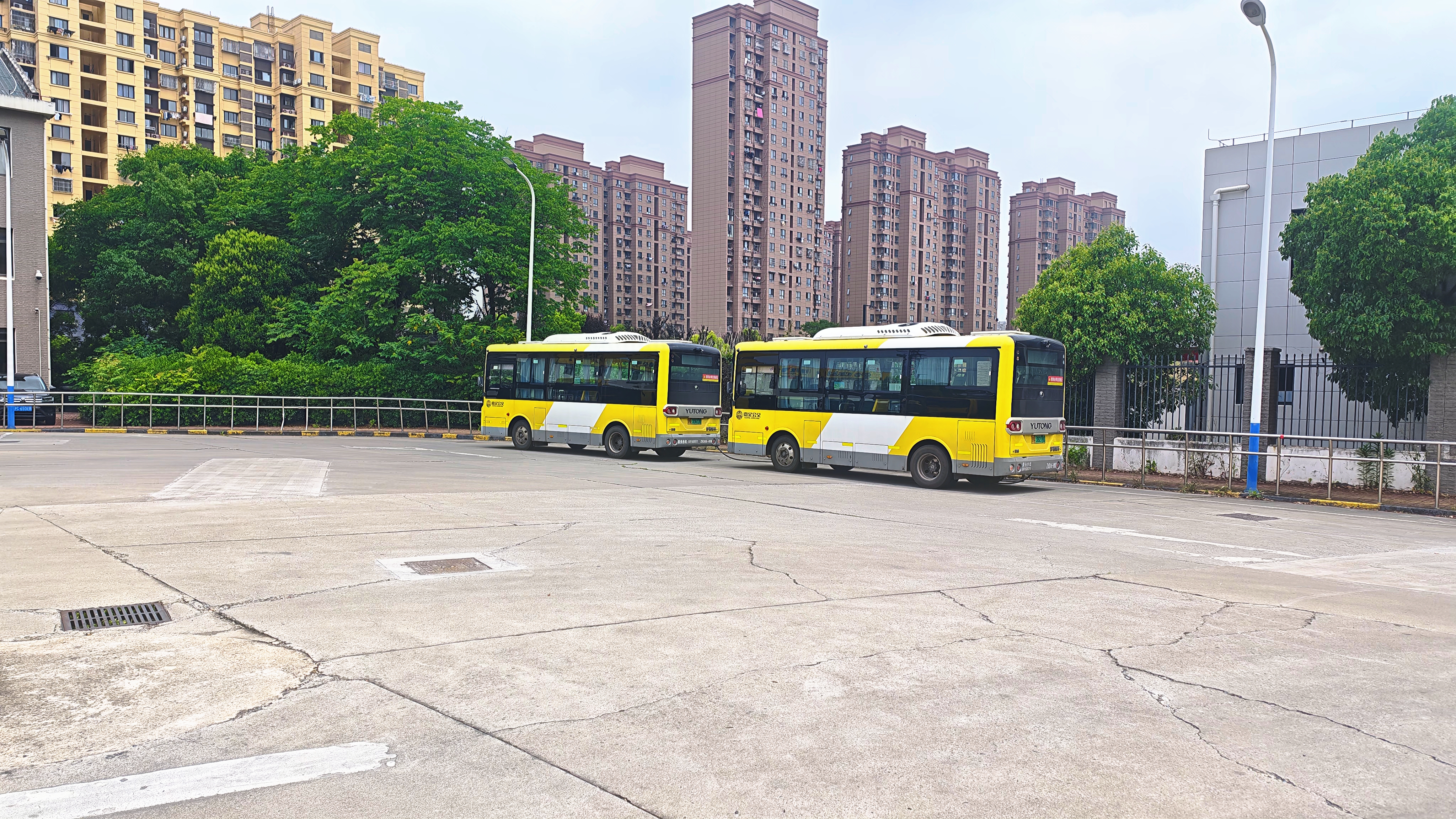 嘉定公交7m宝宝巴士新车交付，旧车即将报废！